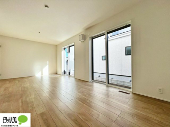 ���̑��@�傫�ȑ�����ۓI�ȃ��r���O�́A�������邢��C�ɂ��Ă���܂��ˁB