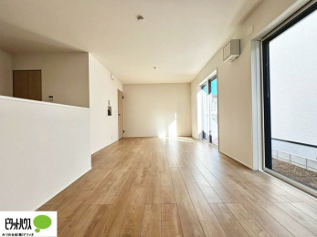 ���r���O�@�傫�ȑ��̂��郊�r���O�͖��邭�A���ʂ����ǂ��A�Ƒ��݂�Ȃ̏΂����������n��܂�