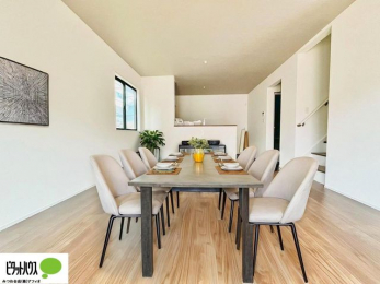 ���r���O�@�l�C�̑ΖʃL�b�`���ŉƑ��݂�Ȃ������ꏏ�B�����ۂ̎����ʐ^��CG�ŉƋ��z�u�����C���[�W�ł���A���ۂƂ͑����قȂ�܂��B