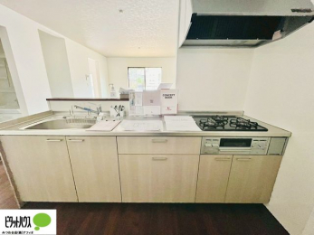 �L�b�`���@�l�C�̃J�E���^�[�L�b�`������́A���r���O�ɂ��邲�Ƒ��̗l�q���f���܂�