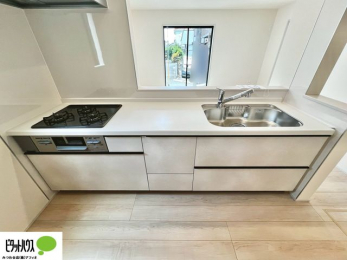 �L�b�`���@�{�H��ʐ^�F�l�C�̃J�E���^�[�L�b�`������́A���r���O�ɂ��邲�Ƒ��̗l�q���f���܂�