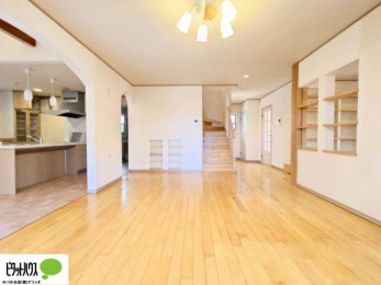 ���r���O�@���R�����������ޒg���ȃ��r���O�B��������ɂ͓Ǐ��₨���Q�ł����Ȃ���̂�т�Ɖ߂����ЂƎ����B