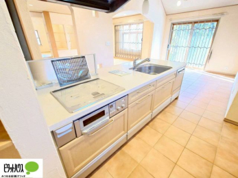 �L�b�`���@�l�C�̃J�E���^�[�L�b�`������́A���r���O�ɂ��邲�Ƒ��̗l�q���f���܂�