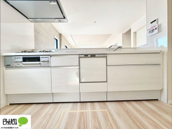 �L�b�`���@�{�H��ʐ^�F�l�C�̃J�E���^�[�L�b�`������́A���r���O�ɂ��邲�Ƒ��̗l�q���f���܂�