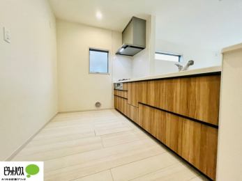 �L�b�`���@�{�H��ʐ^�F�l�C�̃J�E���^�[�L�b�`������́A���r���O�ɂ��邲�Ƒ��̗l�q���f���܂�