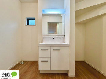 ���ʑ�E���ʏ��@�{�H��ʐ^�@�O�ʋ��̗���A�V���N���ȂǑ������[��������A�L�X�Ƃ������ʉ��ϑ�ł��B