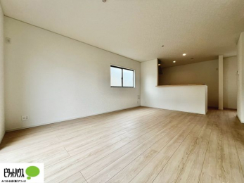 ���̑��@���r���O�͉Ƌ�̔z�u���l���₷�������`�^�ł��B�߂����₷���Ƒ��݂�Ȃ̌e���̏�ɁB