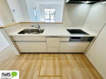 �L�b�`���@�{�H��ʐ^�@�l�C�̃J�E���^�[�L�b�`������́A���r���O�ɂ��邲�Ƒ��̗l�q���f���܂�