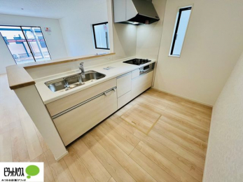 �L�b�`���@�{�H��ʐ^�@�l�C�̃J�E���^�[�L�b�`������́A���r���O�ɂ��邲�Ƒ��̗l�q���f���܂�