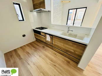 �L�b�`���@�{�H��ʐ^�F�l�C�̃J�E���^�[�L�b�`������́A���r���O�ɂ��邲�Ƒ��̗l�q���f���܂�