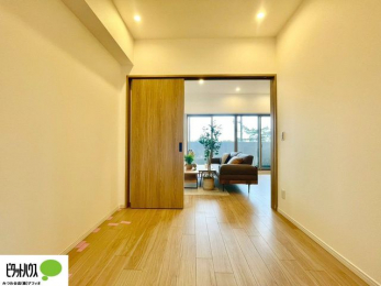 ���̑����ρ@���r���O���ɂ͗m�����B�h�A���J���āA����ɍL����Ԃɂ��邱�Ƃ��\�ł��B