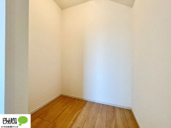 ���[�@�傫�ȃE�H�[�N�C���N���[�[�b�g�ɂ́A�G�ߕ��̈ߗނȂǂ܂Ƃ߂Ď��[�ł��A���������L���g���܂�