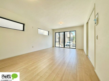 ���r���O�@21���̃��r���O�́A�Ƌ�̔z�u���l���₷�������`�^�ł��B�߂����₷���Ƒ��݂�Ȃ̌e���̏�ɁB