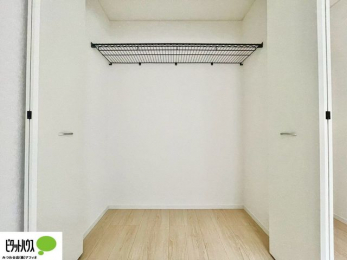 ���[�@�N���[�[�b�g�́A�����E���s��������A��̒����ߗނ����N���N���[�\�ł�