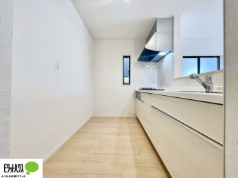 �L�b�`���@�l�C�̃J�E���^�[�L�b�`������́A���r���O�ɂ��邲�Ƒ��̗l�q���f���܂�