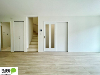 ���̑��@���R�ƉƑ��̊炪���킹����l�C�̃��r���O�C���K�i�B