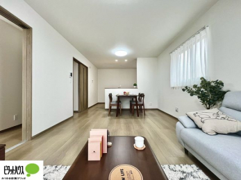 ���r���O�@���r���O�͉Ƌ�̔z�u���l���₷�������`�^�ł��B�߂����₷���Ƒ��݂�Ȃ̌e���̏�ɁB