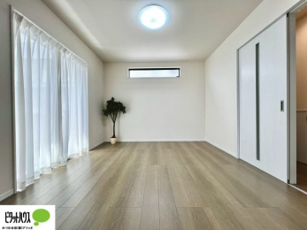 ���̑��@���r���O�͉Ƒ��ōL�X�Ɖ߂�����17���B�L�b�`�����烊�r���O�����ʂ��āA���q����̗l�q���΂�����B