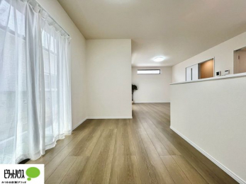 ���r���O�@�傫�ȑ��̂��郊�r���O�͖��邭�A���ʂ����ǂ��A�Ƒ��݂�Ȃ̏΂����������n��܂�