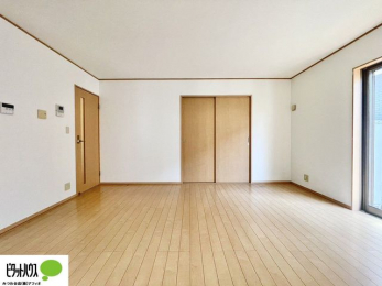 ���[�@�傫�ȑ��̂��郊�r���O�͖��邭�A���ʂ����ǂ��A�Ƒ��݂�Ȃ̏΂����������n��܂�