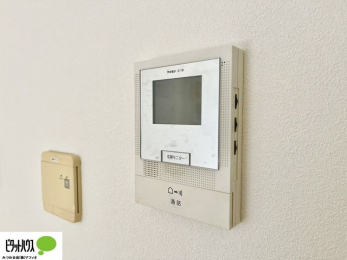 �@������Ԃ����S��TV���j�^�[�t���C���^�[�z��