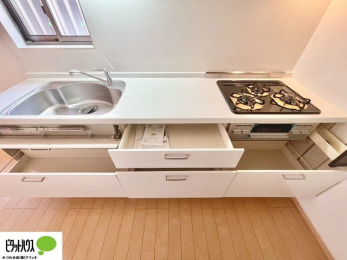 �L�b�`���@�R�����͊�����3���B�O�����@�\�t���œ����������\�Ȃ̂ŁA�����I�ɂ��������o���܂��B���ʂ̏��Ȃ��f�U�C���Ȃ̂ŁA���������y�X�B