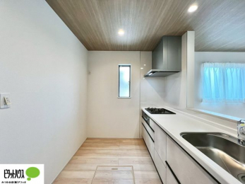 �L�b�`���@�{�H��ʐ^�F�l�C�̃J�E���^�[�L�b�`������́A���r���O�ɂ��邲�Ƒ��̗l�q���f���܂�