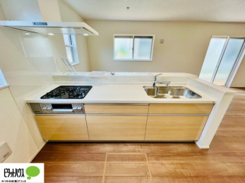 �L�b�`���@�{�H��ʐ^�F�l�C�̃J�E���^�[�L�b�`������́A���r���O�ɂ��邲�Ƒ��̗l�q���f���܂�