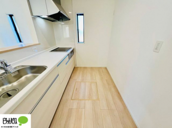 �L�b�`���@�{�H��ʐ^�F�l�C�̃J�E���^�[�L�b�`������́A���r���O�ɂ��邲�Ƒ��̗l�q���f���܂�