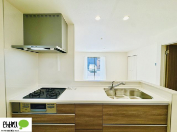 �L�b�`���@�{�H��ʐ^�F�l�C�̃J�E���^�[�L�b�`������́A���r���O�ɂ��邲�Ƒ��̗l�q���f���܂�