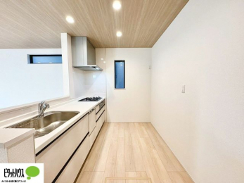 �L�b�`���@�{�H��ʐ^�F�l�C�̃J�E���^�[�L�b�`������́A���r���O�ɂ��邲�Ƒ��̗l�q���f���܂�