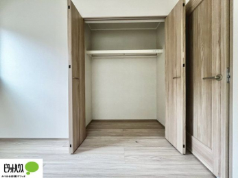 ���[�@�N���[�[�b�g�́A�����E���s��������A��̒����ߗނ����N���N���[�\�ł�