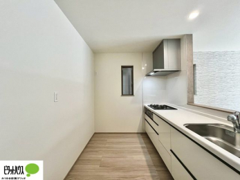 �L�b�`���@�l�C�̃J�E���^�[�L�b�`������́A���r���O�ɂ��邲�Ƒ��̗l�q���f���܂�