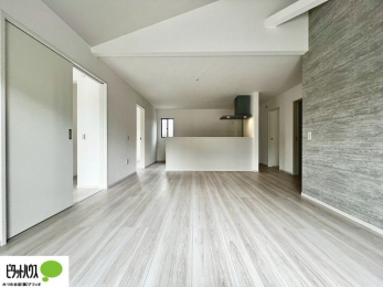 ���r���O�@18.6���̃��r���O�́A�Ƌ�̔z�u���l���₷�������`�^�ł��B�߂����₷���Ƒ��݂�Ȃ̌e���̏�ɁB