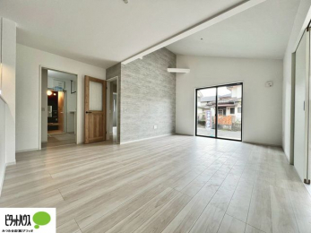 ���r���O�@�傫�ȑ��̂��郊�r���O�͖��邭�A���ʂ����ǂ��A�Ƒ��݂�Ȃ̏΂����������n��܂��B