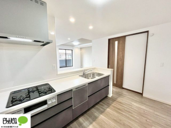 �@�l�C�̃J�E���^�[�L�b�`������́A���r���O�ɂ��邲�Ƒ��̗l�q���f���܂�