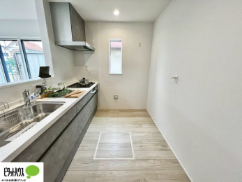 �L�b�`���@�l�C�̃J�E���^�[�L�b�`������́A���r���O�ɂ��邲�Ƒ��̗l�q���f���܂�