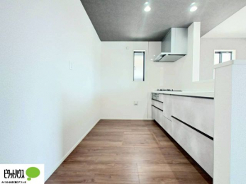 �L�b�`���@�l�C�̃J�E���^�[�L�b�`������́A���r���O�ɂ��邲�Ƒ��̗l�q���f���܂�