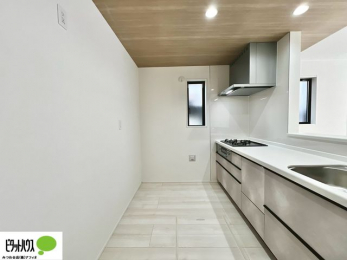 �L�b�`���@�{�H��ʐ^�@�V�z�Ȃ�ł͂̃s�J�s�J�̃L�b�`���͖����̂��������y�������Ă���܂��ˁB