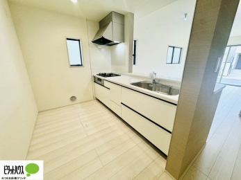 �L�b�`���@�{�H��ʐ^�F�l�C�̃J�E���^�[�L�b�`������́A���r���O�ɂ��邲�Ƒ��̗l�q���f���܂�