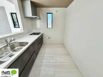 �L�b�`���@�{�H��ʐ^�@�V�z�Ȃ�ł͂̃s�J�s�J�̃L�b�`���͖����̂��������y�������Ă���܂��ˁB