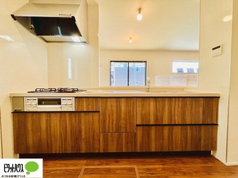 �L�b�`���@�{�H��ʐ^�F�l�C�̃J�E���^�[�L�b�`������́A���r���O�ɂ��邲�Ƒ��̗l�q���f���܂�