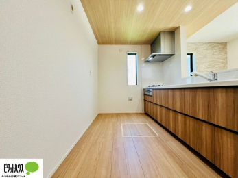 �L�b�`���@�{�H��ʐ^�F�l�C�̃J�E���^�[�L�b�`������́A���r���O�ɂ��邲�Ƒ��̗l�q���f���܂�