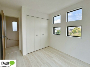 �o���R�j�[�@���ꂼ��̂������Ɏ��[�X�y�[�X������̂Ńv���C�x�[�g�ȉו����g�߂ɒu�����Ƃ��ł��܂��B