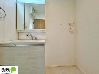 ���ʑ�E���ʏ��@�V�����[�t���O�ʋ����ʑ�B�㕔�ɂ����[�X�y�[�X������A�������X�b�L���Еt���܂�