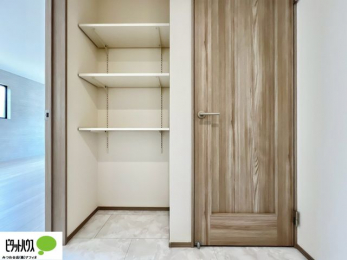 ���ʑ�E���ʏ��@���ʏ��Ɏ��[�X�y�[�X��݂��܂����B������^�I���A�X�g�b�N��܂Ȃǉ����Ƒ����̂Ń��l���ɃX�y�[�X������Əd�󂵂܂��B