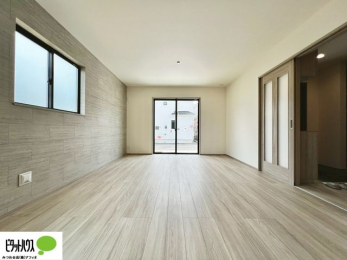 ���r���O�@�傫�ȑ��̂��郊�r���O�͖��邭�A���ʂ����ǂ��A�Ƒ��݂�Ȃ̏΂����������n��܂�