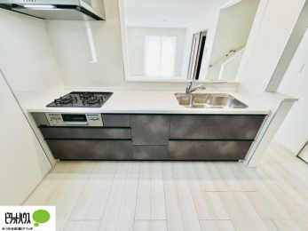 �L�b�`���@�{�H��ʐ^�@�l�C�̃J�E���^�[�L�b�`������́A���r���O�ɂ��邲�Ƒ��̗l�q���f���܂�