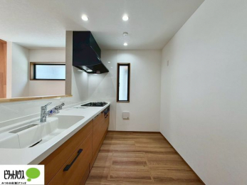 �L�b�`���@�{�H��ʐ^�F�l�C�̃J�E���^�[�L�b�`������́A���r���O�ɂ��邲�Ƒ��̗l�q���f���܂�