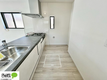 �L�b�`���@�{�H��ʐ^�@�V�z�Ȃ�ł͂̃s�J�s�J�̃L�b�`���͖����̂��������y�������Ă���܂��ˁB